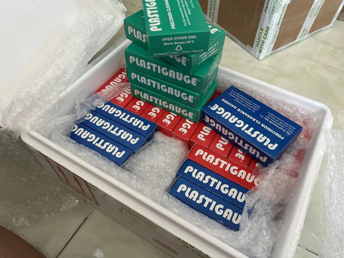 Thùng hàng Plastigauge mở ra với nhiều hộp xanh lá PL-C PL-D và đỏ PL-A xanh dương PL-B